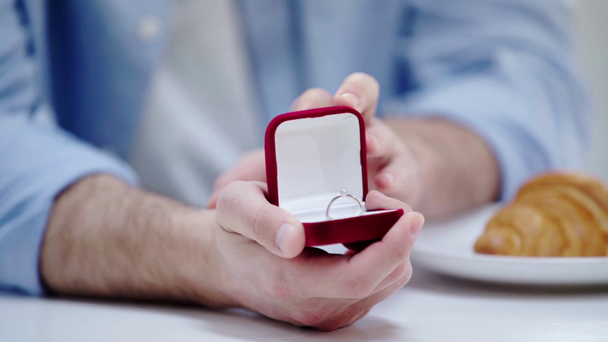 vista recortada del hombre abriendo caja roja con anillo mientras que hace propósito
  - Imágenes, Vídeo