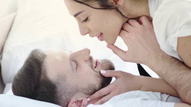 bel homme toucher le visage de la petite amie brune, toucher le nez et sourire dans la chambre
  - Séquence, vidéo