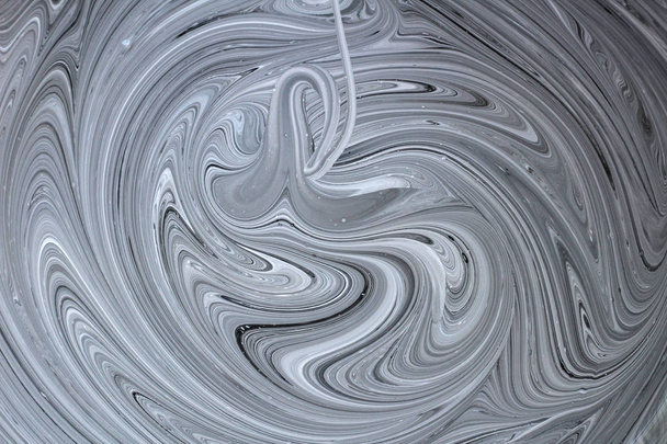 imagen abstracta mezcla de dos colores. La textura de los círculos de pintura blanca y negra
 - Foto, Imagen