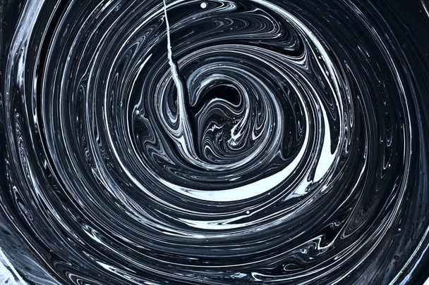 abstraktní míchání obrazů ve dvou barvách. Struktura kruhů bílé a černé barvy - Fotografie, Obrázek
