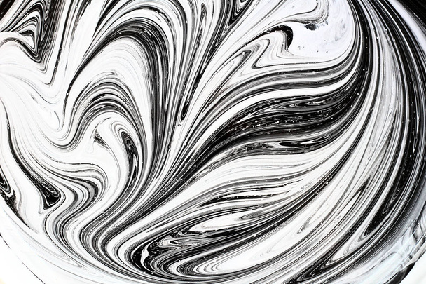 abstraktní míchání obrazů ve dvou barvách. Struktura kruhů bílé a černé barvy - Fotografie, Obrázek