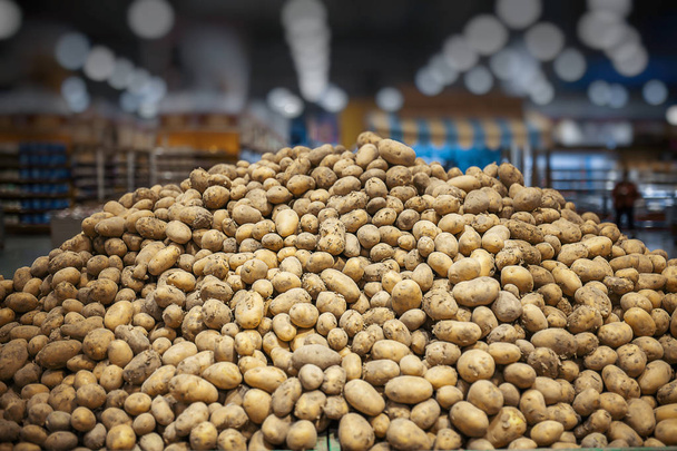 Primo piano delle patate da raccolto biologiche fresche sullo scaffale del supermercato
 - Foto, immagini