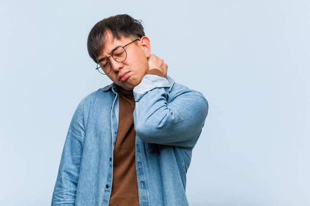 Jovem chinês homem sofrendo dor no pescoço
 - Foto, Imagem