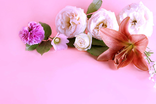 Kwiat królewskiej lilii z innymi kwiatami na słodkim liliowym tle pastelowych z kopią przestrzeni. - Zdjęcie, obraz