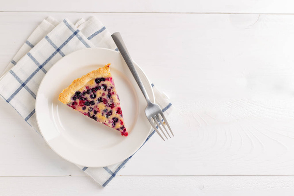 Piece of pie with red currant and blueberries - Zdjęcie, obraz
