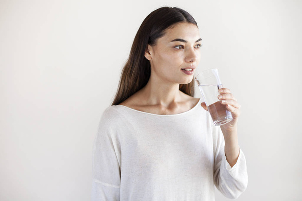 jonge vrouw drinkwater - Foto, afbeelding