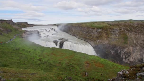 Gullfoss vízesés, Izland. Gyönyörű, hatalmas vízesés, nagy természeti erő. Az Arany Kör fő mérföldköve. - Felvétel, videó