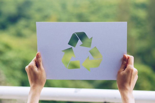 зберегти світову екологічну концепцію охорони навколишнього середовища з руками, що тримають вирізану переробку паперу
 - Фото, зображення