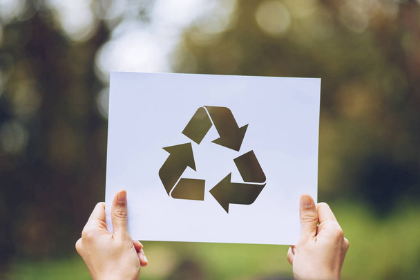 säästää maailman ekologia käsite ympäristönsuojelu kädet pitämällä leikata paperin kierrätys osoittaa
 - Valokuva, kuva