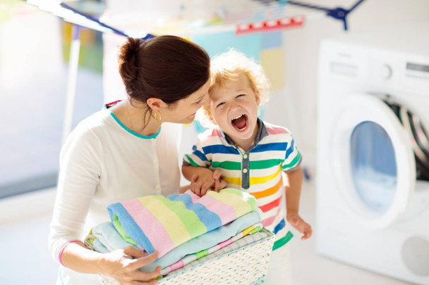 Семья в прачечной со стиральной машиной
 - Фото, изображение