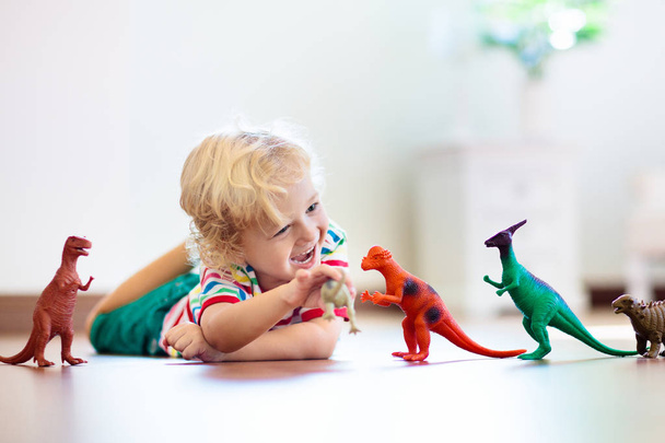 Oyuncak dinozorlar ile oynayan çocuk. Çocuklar oyuncak. - Fotoğraf, Görsel