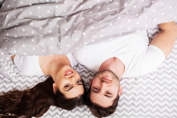 Šťastný pár se baví v posteli. Intimní smyslný mladý pár v ložnici, který se baví - Fotografie, Obrázek