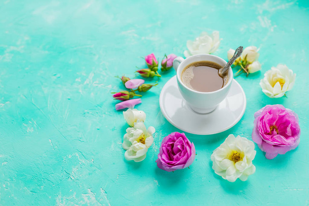 Morgen Tasse Kaffee und frischen schönen rosa und weißen Rosen Blumen, flaches Layout, copy space.coffee Getränkekonzept mit Tasse americano und Rosen auf Betonhintergrund. Morgen femininen Hintergrund - Foto, Bild