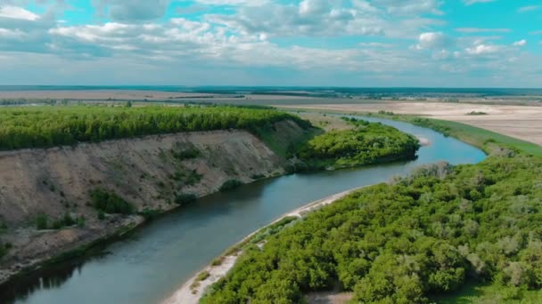 Gyönyörű légi 4k kilátás a ívelt folyó mentén a mezők és erdők - Felvétel, videó