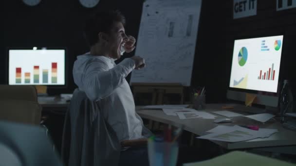 Müdigkeit Business Analyst schlafend auf Tisch vor Computerbildschirm im Nachtbüro - Filmmaterial, Video