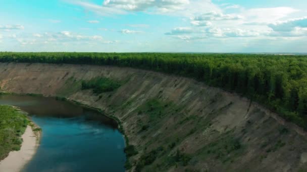 Прекрасний вид на повітря 4k над вигнутою річкою вздовж полів і лісу
 - Кадри, відео