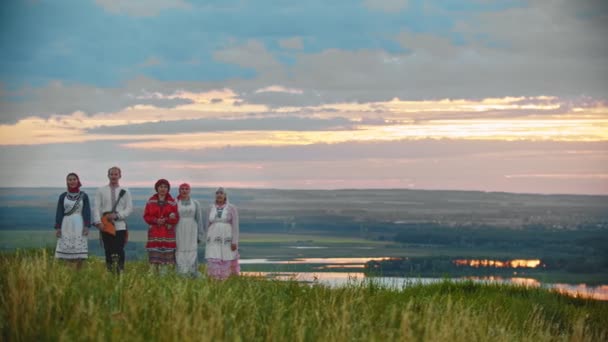 Gente con ropa tradicional rusa caminando por el campo
 - Imágenes, Vídeo