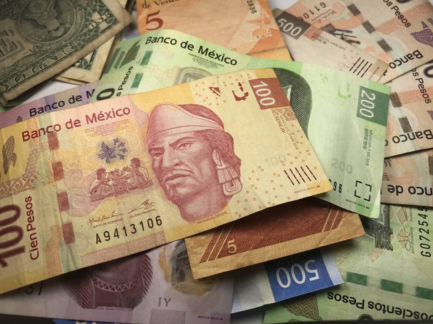 Багато змішані рахунки мексиканських песо поширюються на дерев'яний стіл - Фото, зображення