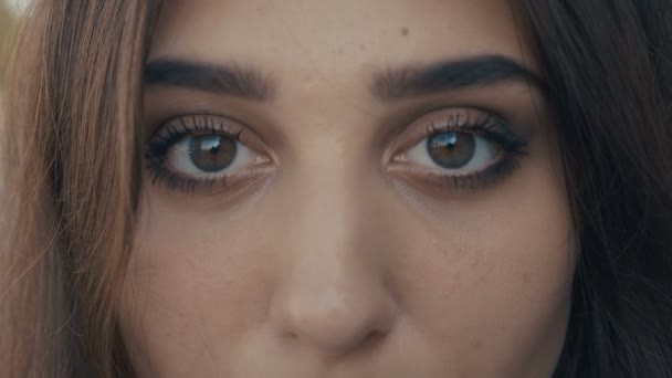 Close-up occhi di bella giovane donna bruna modello guardando la fotocamera. Ragazza con grandi occhi
. - Filmati, video