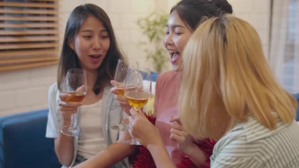 Groep van Aziatische vrouwen partij thuis, vrouwelijke drinken cocktail praten met grappig samen op een bank in de woonkamer in de nacht. Tiener jonge vriend spelen spel, vieren vakantie concept. Slow Motion. - Video