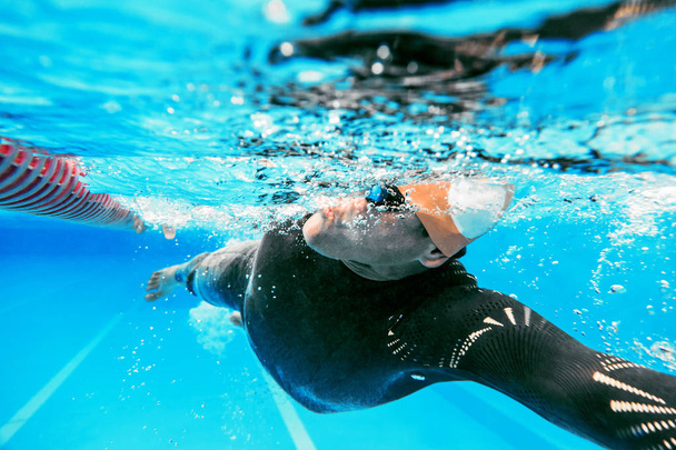vue sous-marine de la formation professionnelle de nageur masculin dans la piscine
 - Photo, image