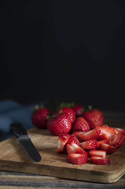 Strawberreis on Cutting Board Vertical - Foto, immagini