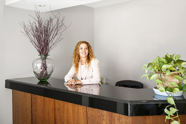 Smiling woman at office reception - Foto, imagen