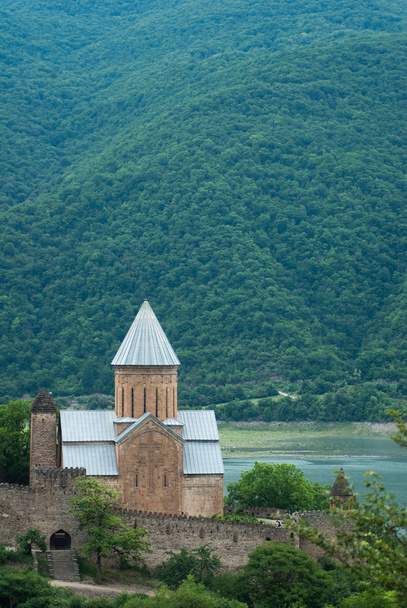 Kilátás a hegyi templomra. Az ősi erőd Ananuri, alpesi táj az egyház Grúziában, - Fotó, kép