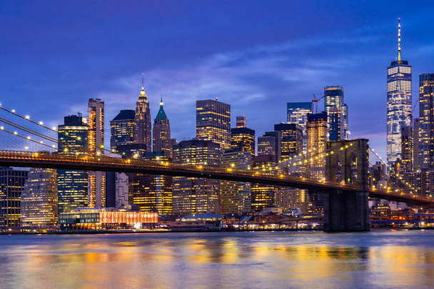 Brooklyn Bridge z dolnym Manhattan drapacze chmur dla Nowego Jorku w Nowym Jorku State NY, USA - Zdjęcie, obraz