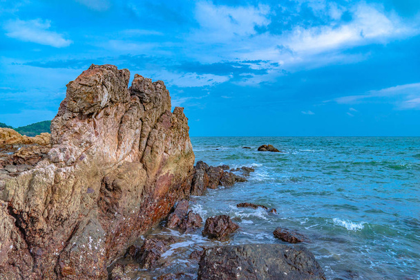 波に打たれている海の新鮮な空気美しい石. - 写真・画像
