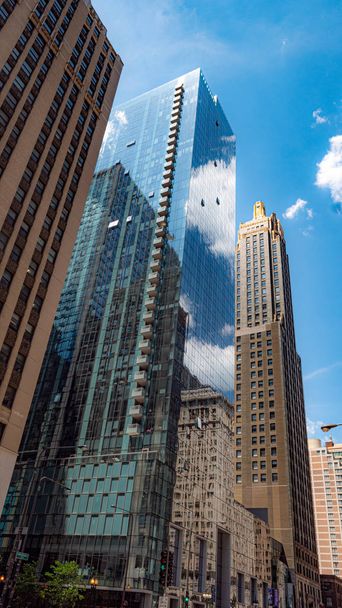 Modern glass buildings in Chicago - CHICAGO, ILLINOIS - JUNE 12, 2019 - Foto, afbeelding