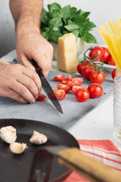 Chef Cooking pasta met tomaten in de keuken - Foto, afbeelding