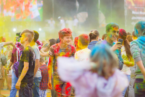 Dněpr, Ukrajina-29. června 2019: Festival barev. Lidé pokryti barevným práškem. Barevný festival Holi. Celebrit tančící během barevného festivalu holi - Fotografie, Obrázek