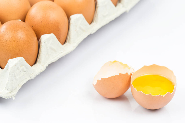 Vista de cerca de huevos de pollo crudos en caja de huevos en bac de madera blanca
 - Foto, Imagen
