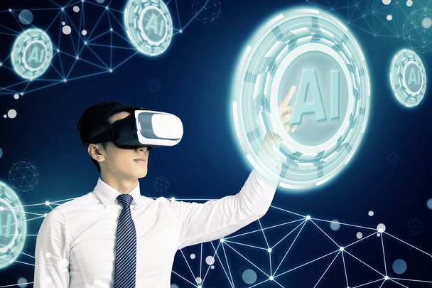 Бизнесмен в очках виртуальной реальности и указывающий на светящийся цифровой Artifi
 - Фото, изображение