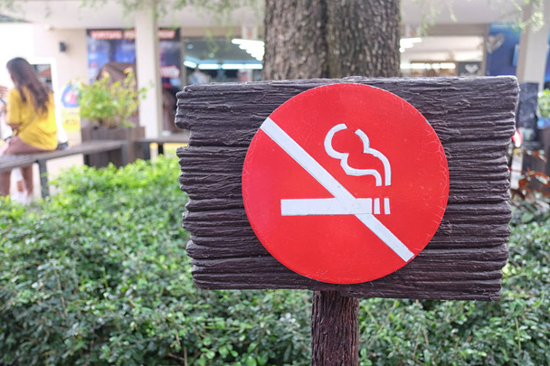 Halka açık parklarda sigara içilmesinin yasak olduğu Ahşap Tabelalar. - Fotoğraf, Görsel