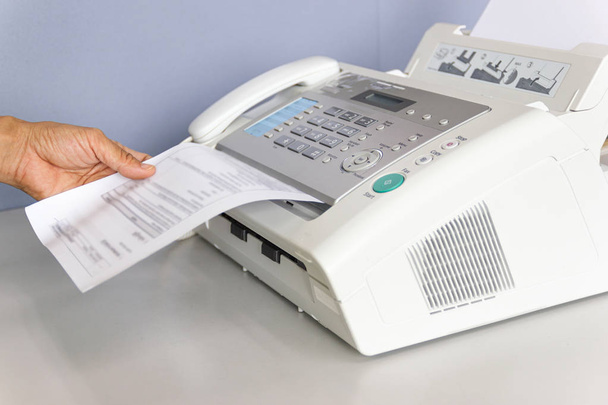 Le manutentionnaire utilise un fax dans le bureau
  - Photo, image