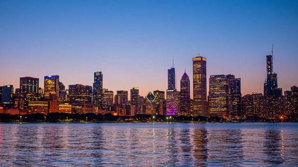 Чикаго-дивовижний вид на горизонт увечері-Чикаго, Іллінойс-12 червня 2019 - Фото, зображення