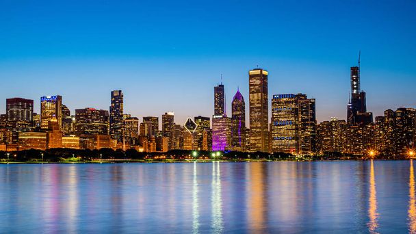 Chicago-niesamowity widok na panoramę w godzinach wieczornych-Chicago, Illinois-12 czerwca 2019 - Zdjęcie, obraz