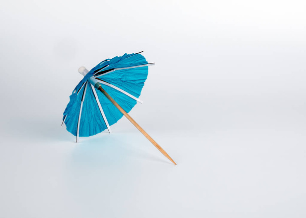 beyaz zemin üzerinde kokteyl şemsiye - Fotoğraf, Görsel