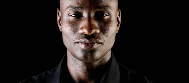 アフリカの深刻な男の暗い肖像画 - 写真・画像