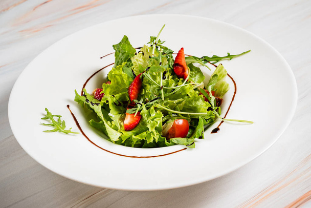 healthy salad with strawberries and arugula, close up - Фото, зображення