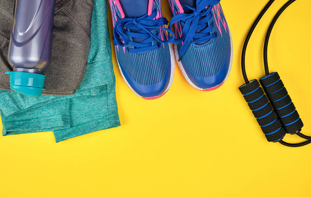 zapatillas y ropa de mujer azul para deportes y fitness
  - Foto, Imagen