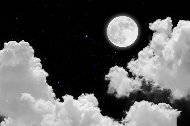Luna llena con fondo estrellado y nubes. Noche oscura
.  - Foto, Imagen
