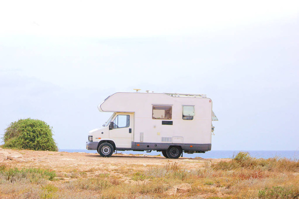 Дом на колесах / фургон-кемпер на обочине, путешествие в отпуск
 - Фото, изображение