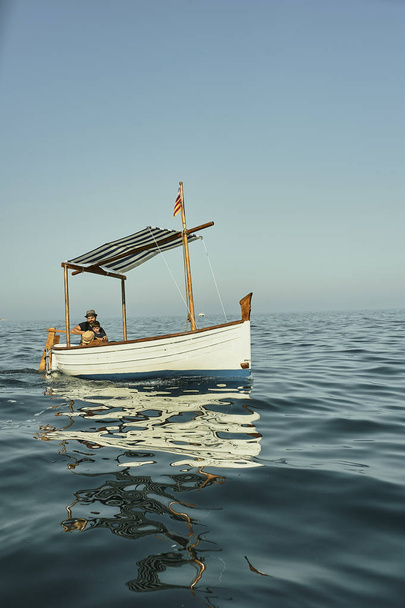 egy apa és egy fia vitorlás klasszikus Vintage Boat - Fotó, kép