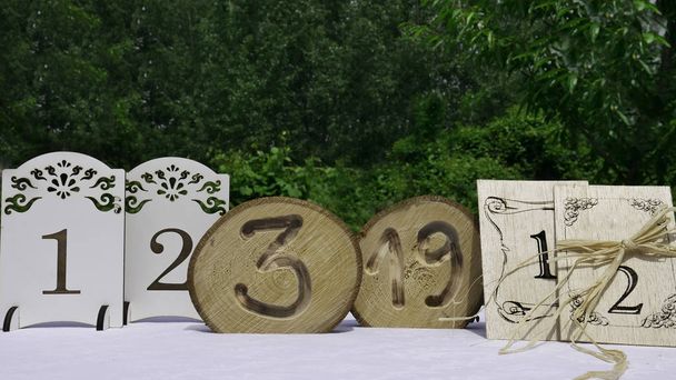 Arredamento in legno con il numero di serie del tavolo celebrato
  - Foto, immagini