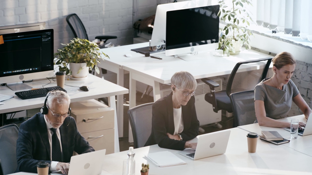 накладной взгляд бизнесмена и предпринимательницы, берущих ноутбуки, женщину, пьющую воду во время работы в офисе
  - Кадры, видео