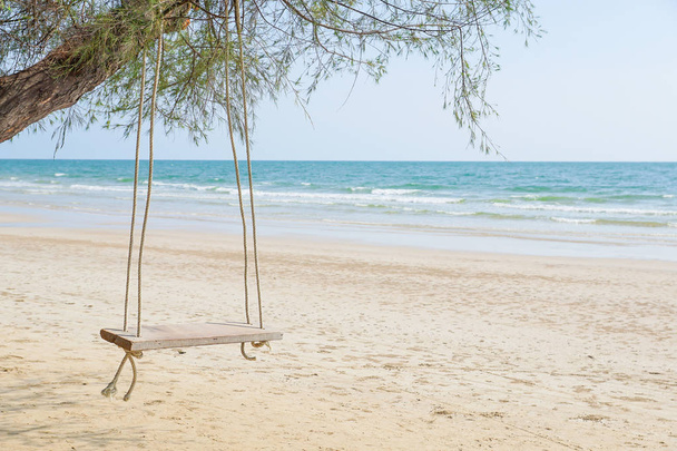 Un columpio bajo el árbol en la playa de Tailandia
 - Foto, imagen