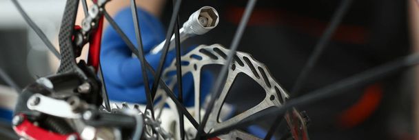 Technicien Réparation Vélo de vitesse à l'atelier Gros plan
 - Photo, image
